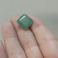 یک قطعه زمرد معدنی درشت و جواهری