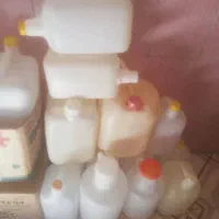 تعدادی دبه و بطری و ظرف شیشه