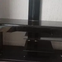 میز  شیشه‌ای سالم  ویک عدد شیشه پشت اجاق گاز