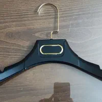 آویز لباس ، چوب لباسی ، گیره لباس ، هَنگِر