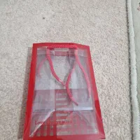 یکسری پکهای کادو و ربان و تعدادی کاغذ کادو