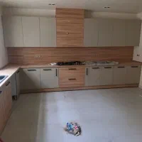 کارگر ساده کار در کارگاه نجاری