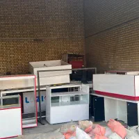 تعدادی قفسه و ویترین مغازه و فروشگاهی