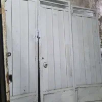 درب آهنی،پارکینگ و حیاط