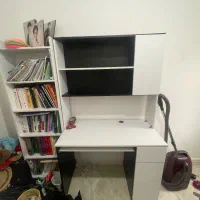 میز تحریر و کامپیوتر با کتابخانه