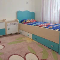 تخت یک‌نفره کشودار با تشک و دو پاتختی