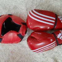 کلاه و دستکش بوکس و لباس ورزشی و هوگو