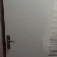 در حمام دستشویی