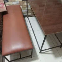 تعداد سه عدد میز و شش عدد نیمکت چرم
