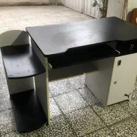 میز تحریر و کامپیوتر