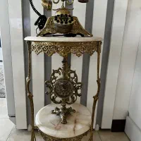 میز برنجی و تلفن برنجی