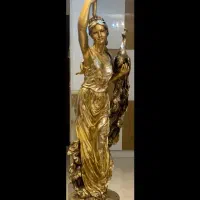 مجسمه ی کنار سالنی