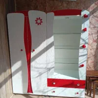 یک کمد همراه با فرش ست و یک ویترین ست قیمت مناسب