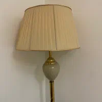 آباژور ایستاده