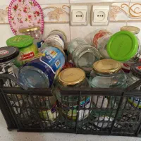 تعدادی شیشه درب دار