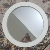 آینه گرد و گلدان گل