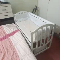 تخت و گهواره کنار مادر