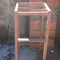 یک عدد چهار پایه آهنی محکم و قوی