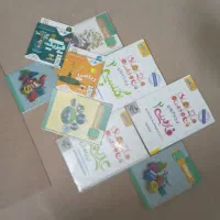 تعدادی کتاب و کمک درسی و سیدی رشتههای دبیرستان