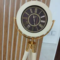 ساعت ایستاده سه پایه