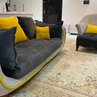 مبل راحتی چهار ۴ نفره و میز جلو مبلی