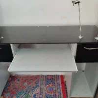 میز تحریر و کامپیوتر