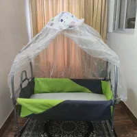 گهواره و تخت کنار مادر