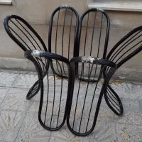 میز چوبی بیضی شکل با پایه فلزی فرفورژه بدون صندلی.|میز و صندلی غذاخوری|کرمانشاه, |دیوار