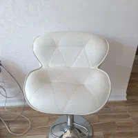 صندلی چرم پایه دار