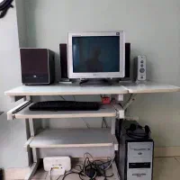 میز کامپیوتر تمیز و سالم