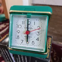 ساعت زنگ دار رنگ  سبز  و قرمز  و سیاه