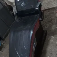 صندلی آرایشگاه و تاتو نو و تمییز با میزکوچک تاتو