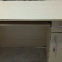 میز تحریر بهمراه کتابخانه دیواری، کارکرده تمیز