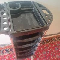 یک عددترولی و تابلو سالن زیبایی