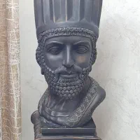 مجسمه کنار سالنی