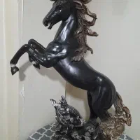 مجسمه اسب