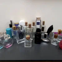 تعدا زیادی شیشه عطر خالی