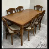 تعدادی میز نهار خوری