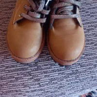 یک جفت پوتین شماره ۳۹ .کاپشن بچگانه