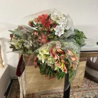 ۵ شاخه‌ای گل و استند تحویل ۲ساعته مخصوص سوپرمارکت‌