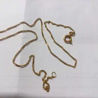 یک عدد زنجیر و یک جفت گوشواره