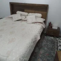 تخت دونفره با دوتا پاتختی تشک. سرویس روتختی