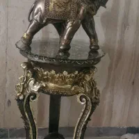 میز و مجسمه