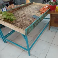 میز و طبقه میوه فروشی