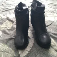 نیم بوت چرم طبیعی سایز ۳۹تمیز