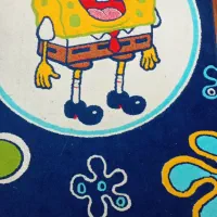 یک فرش کودک با کمود کودک