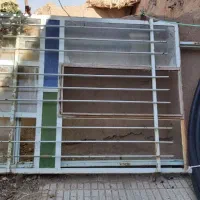 پنجره و چهار چوب در اهنی. فرمهین