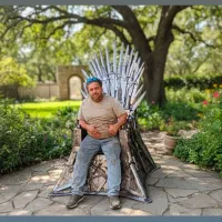 هنرمند مجسمه فلزی