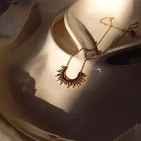 گردنبند خورشید و پروانه
