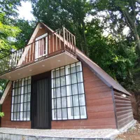 کلبه سویسی در مکانی ارام وزیبا